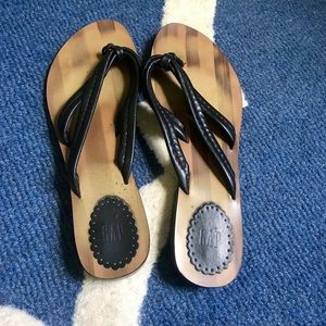 Gap faux wood and leather sandals